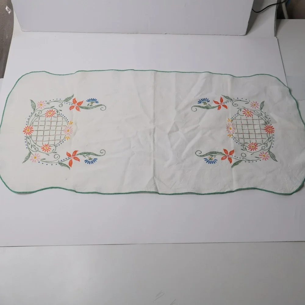 VTG Hand Embroidered Floral Table Runner White Scalloped Edge Green Trim 28in